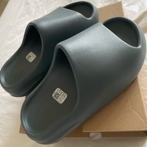 Yeezy Slide Size Men’s 6 in Color SLTMRN